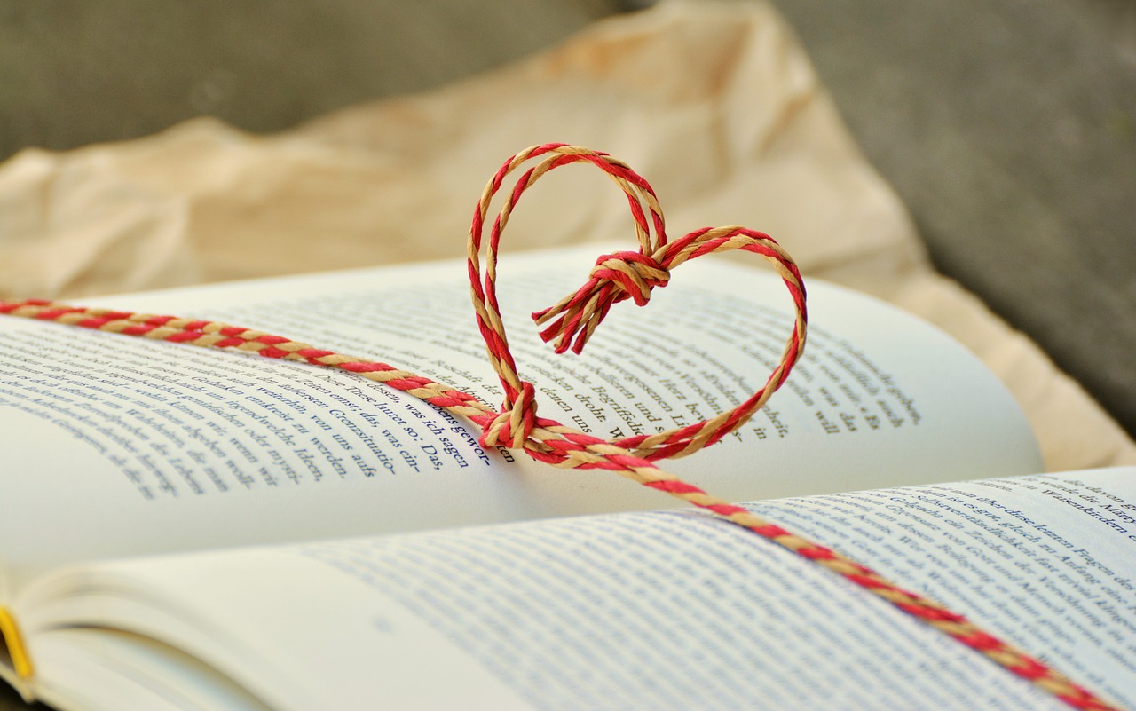 10 Fun and Simple Holiday Gift Wrap Ideas